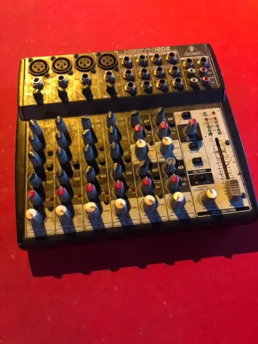 Mesa de som Behringer EURORACK UB1202FX