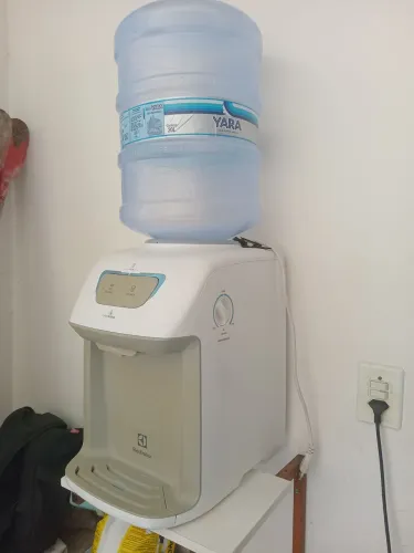 Vendo bebedouro so não está gelando acho que é falta de gas