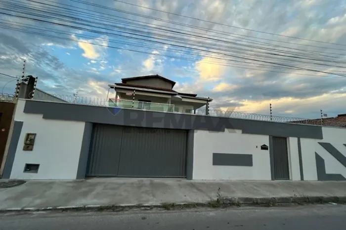 Casa com 5 quartos, banheira e área gourmet no centro de Teixeira