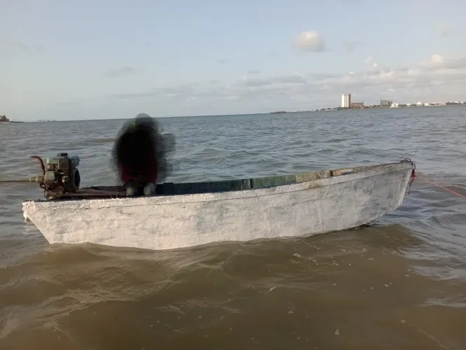 Barco com motor de rabeta, avalio troca,parcelo no cartão. 