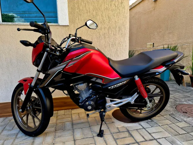 Vendo cg titan 50 anos (praticamente zero)