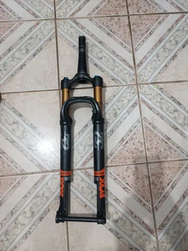 Suspensão Fox step cast Factory. Boost 15x110 trava no crown