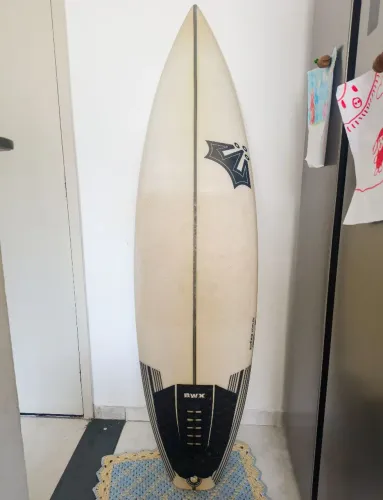 Prancha de Surf Reis DSK 5'9" (27 Litros) + Quilhas + Leash Kakuni