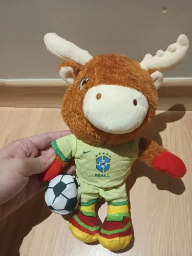 Boneco de pelucia alce jogador do brasil 25cm