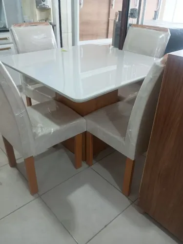 Mesa quadrada 1x1 laqueada c/ 4 cadeiras acolchoadas