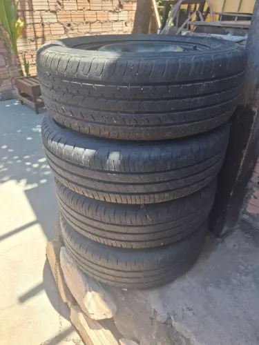 Aro 15 de ferro, pneus goodyear e calotas originais. 