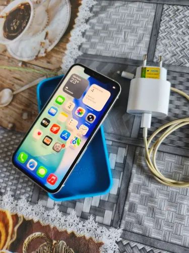 iPhone 12 64 giga só fece id não funciona só senha númerica entrego até vc ac cartão 1.400