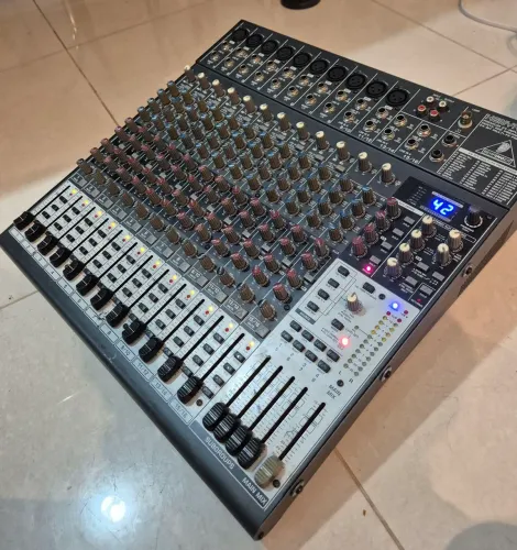 Mesa de Som Behringher Xenyx FX 2442 FX