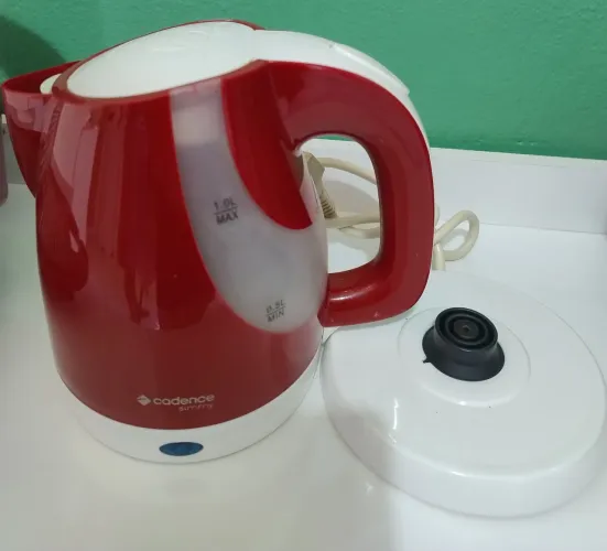 Vendo esta linda chaleira elétrica.