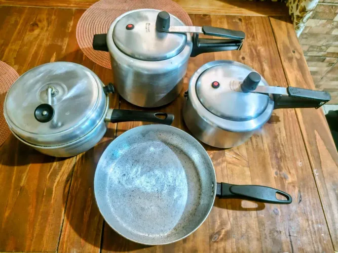 PANELA DE PRESSÃO 4,5L + PANELA DE PRESSÃO 2,5L + PIPOQUEIRA + FRIGIDEIRA GRANDE.