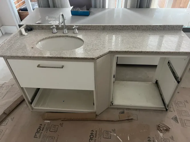 Bancada de granito branco Itaunas com torneira e móvel inferior