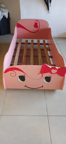 Cama de criança bem conservada rosa