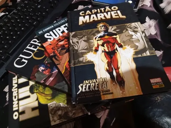 Lote 4 HQs Marvel/DC - Planeta Hulk, Guerra Civil, Superman e Capitão Marvel