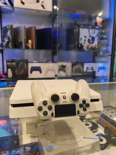 PS4 branco semi-novo em perfeito estado de uso