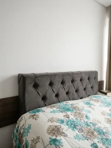 Cabeceira Estofada Capitonê Cinza Chumbo + Extensão em Madeira - Semi-Nova