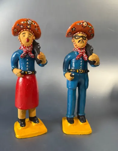 Escultura grande casal de cangaçeiros arte popular barro cozido pintados a mão 26cm