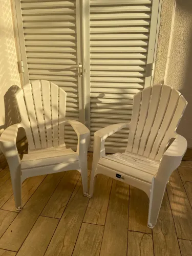 Duas cadeiras brancas PVC Adirondack