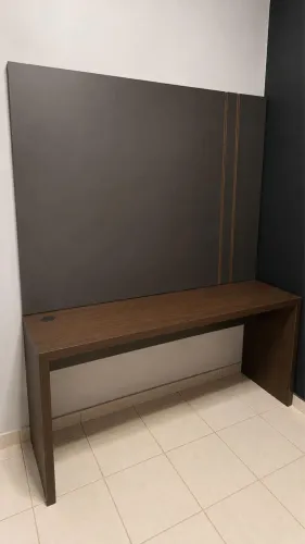 Mesa de computador e painel