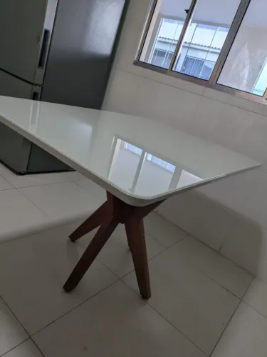 Mesa de madeira com tampo de vidro