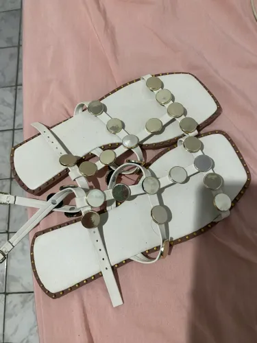Vendo sandália nova numeração 38