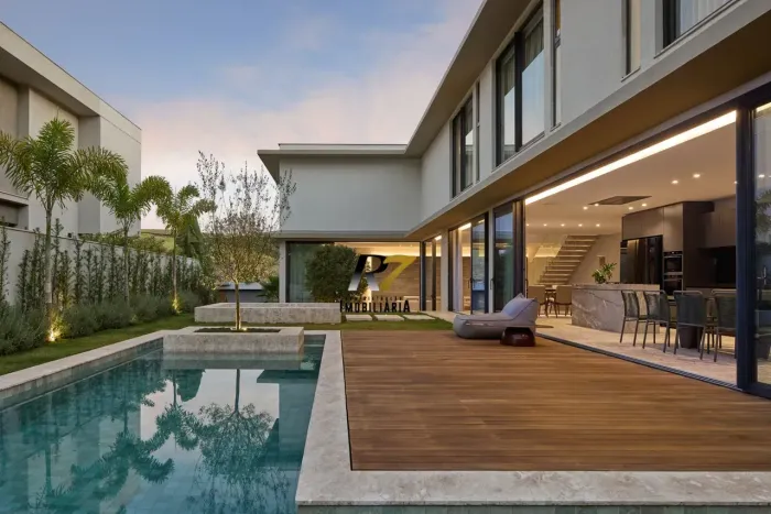 BELÍSSIMA CASA ALPHAVILLE, RECÉM CONSTRUÍDA COM ACABEMENTOS DE ALTO PADRÃO