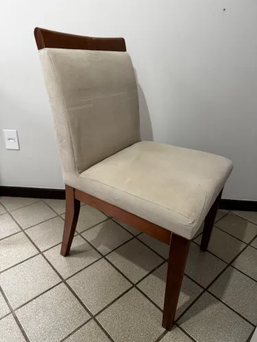 Cadeiras em Madeira maciça e estofado em suede