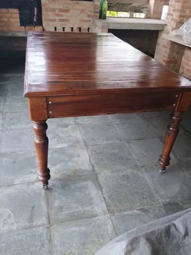 Mesa de jantar em madeira