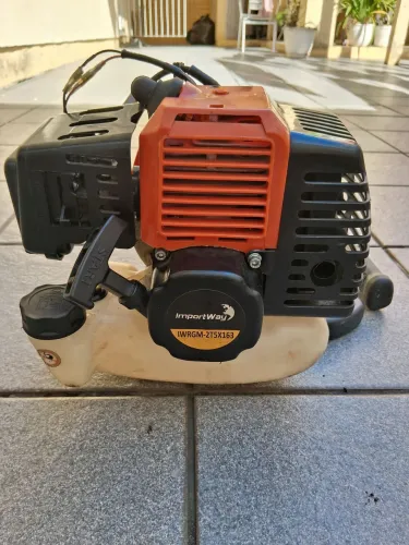 Motor de roçadeira com embreagem e guidão
