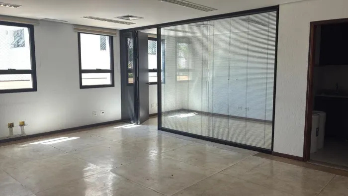 Sala Comercial de Alto Padrão em Pinheiros - 60m², 1 Vaga de Garagem - Imperdível!