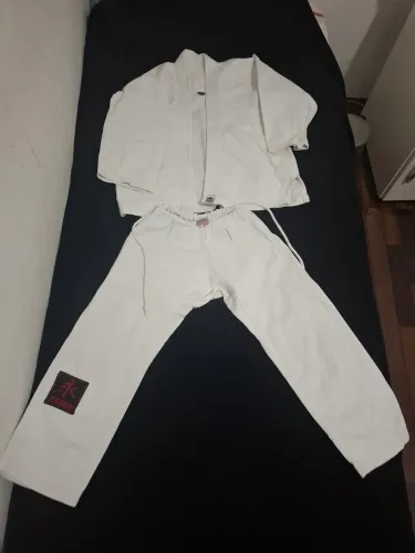Kimono,blusa TM número 2 altura 58  largura 45 calça TM número 1 altura 70 quadril 43