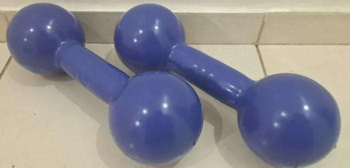 PAR DE HALTERES EMBORRACHADOS 10KG (CADA)