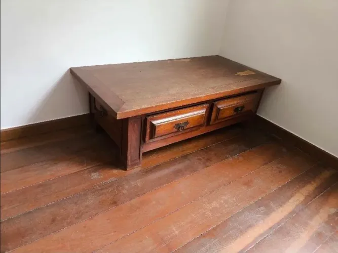 Mesa de centro de madeira maciça com um pequeno defeito