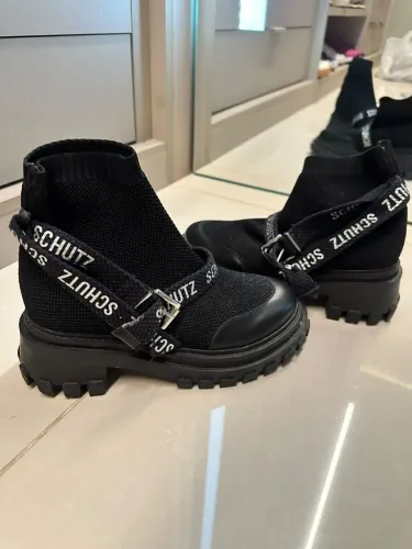 Bota Shutz número 34 . Usada 1 vez somente..em perfeito estado. Cor Preta