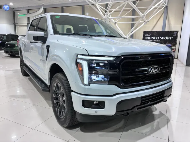 Ford F-150 Lariat Black 4X4 5.0 V8 2025