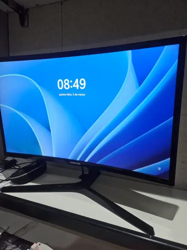 Samsung odyssey crg50 144hz 24 polegadas.