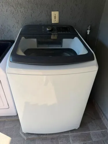 Máquina Electrolux 17 kg, seminova...