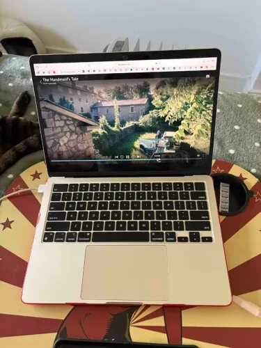 Apple MacBook Air M2 (2022) MLY03LL/A Starlight 13.6" 2560 px x 1664 px disco Híbrido 256 