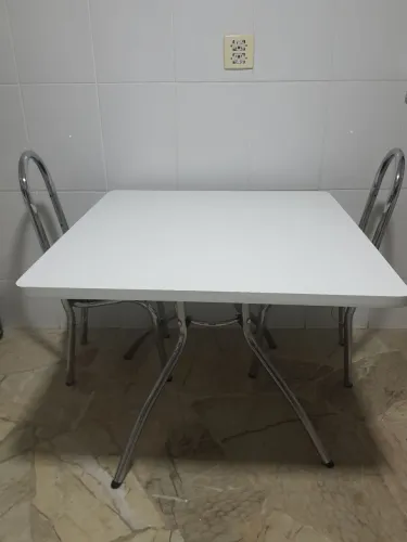 Mesa de cozinha quadrada