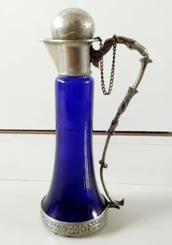 Licoreira, muito antiga e rara, e vidro, azul royal e metal