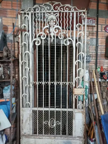 Portão antigo importado