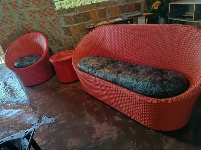 Conjunto de cadeiras vermelha fibra