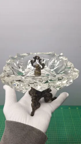 Cinzeiro antigo bronze e vidro rico em detalhes