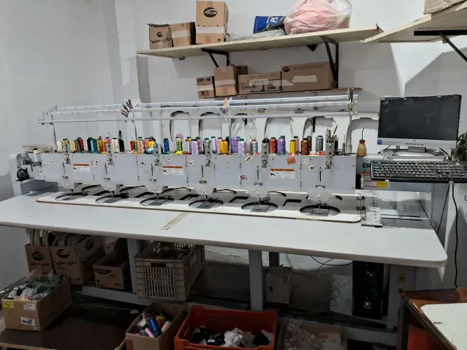Máquina de bordar 6 cabeças 