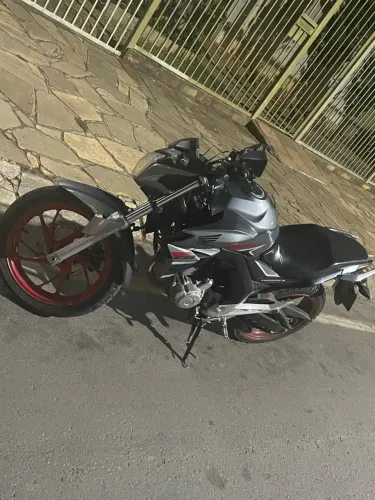Honda CB Twister 250 2018 - Conservada, com Detalhes de Uso