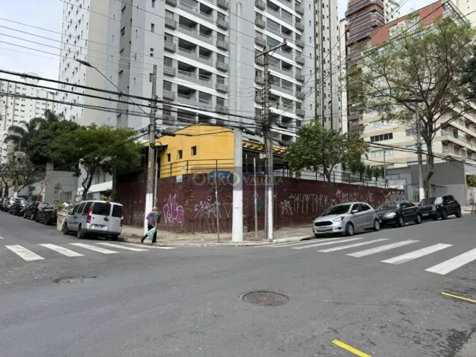 Terreno de Esquina na Aclimação com 282m²