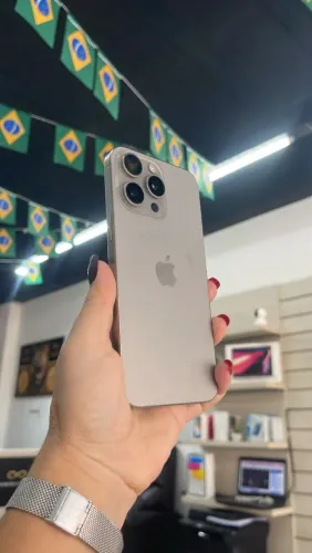 iPhone 15 Pro Max 256GB - Titânio Natural (Saúde da Bateria 100%)