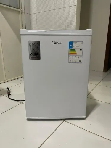 Frigobar semi novo, bem pouco usado