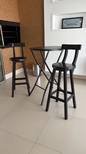 Jogo de mesa alta com duas banquetas madeira