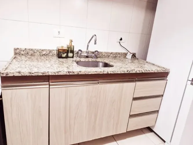 Vendo cozinha com 2 pias em mármore,19 ARMÁRIOS/PORTAS,6 GAVETAS,1 ADEGA,2EGA, 2 CUBAS.