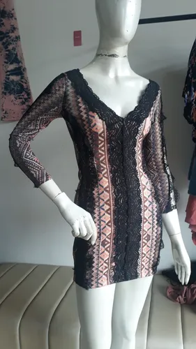 Vestido colado com manga longa Evasê